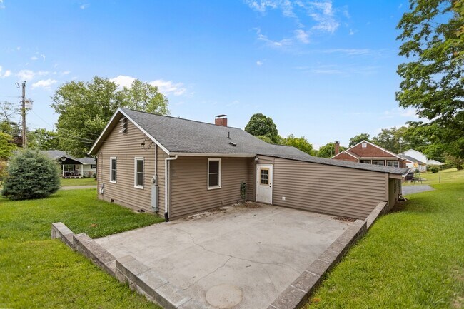 Building Photo - 2123 Fenwood Dr