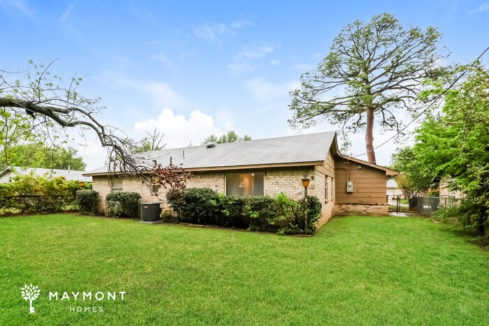 Building Photo - 7461 Meadowcrest Dr