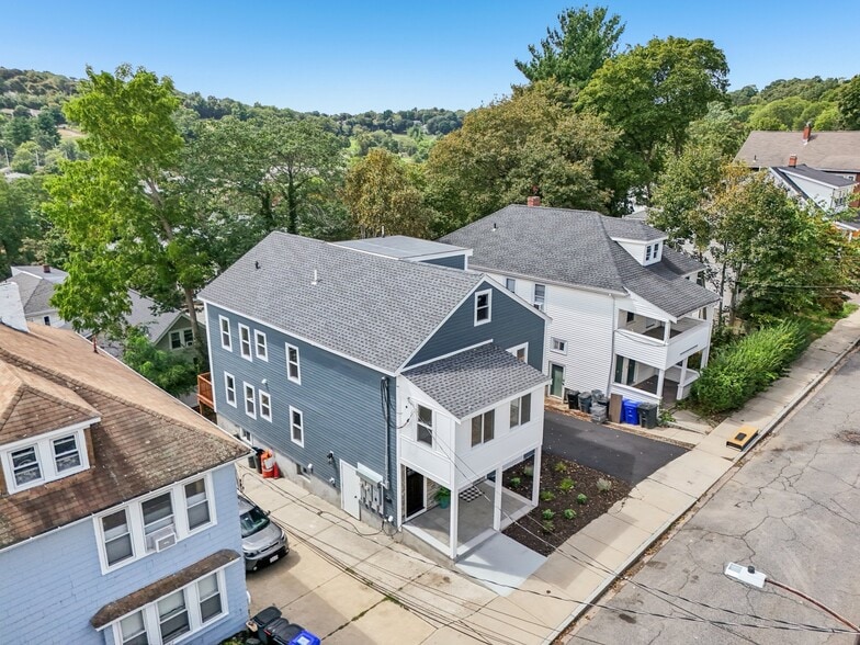Building Photo - 34 Larch St
