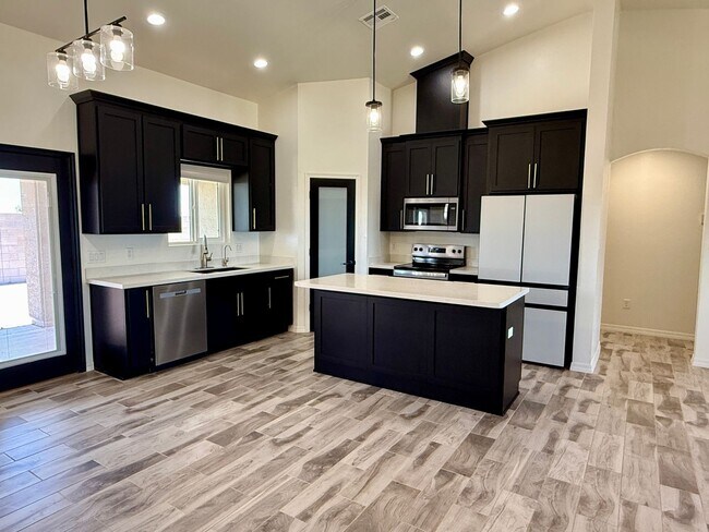 Building Photo - San Luis Corner Lot home with a Large Master Suite - 3 Bed 2 Bath Split Floor Plan