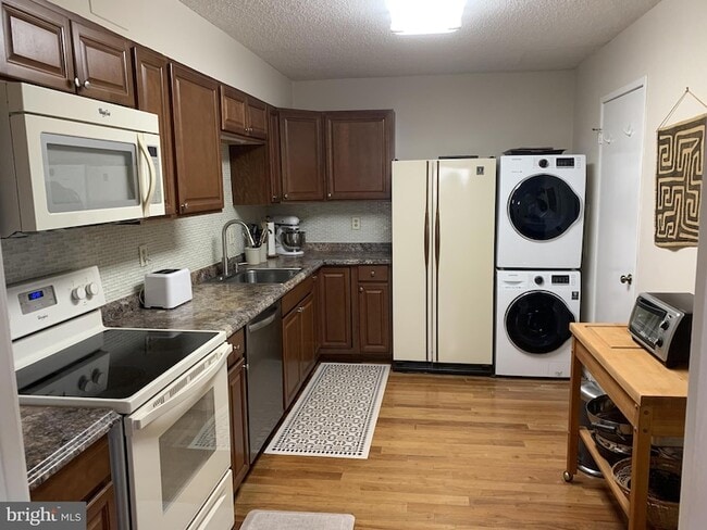 Building Photo - 5903 Mt Eagle Dr