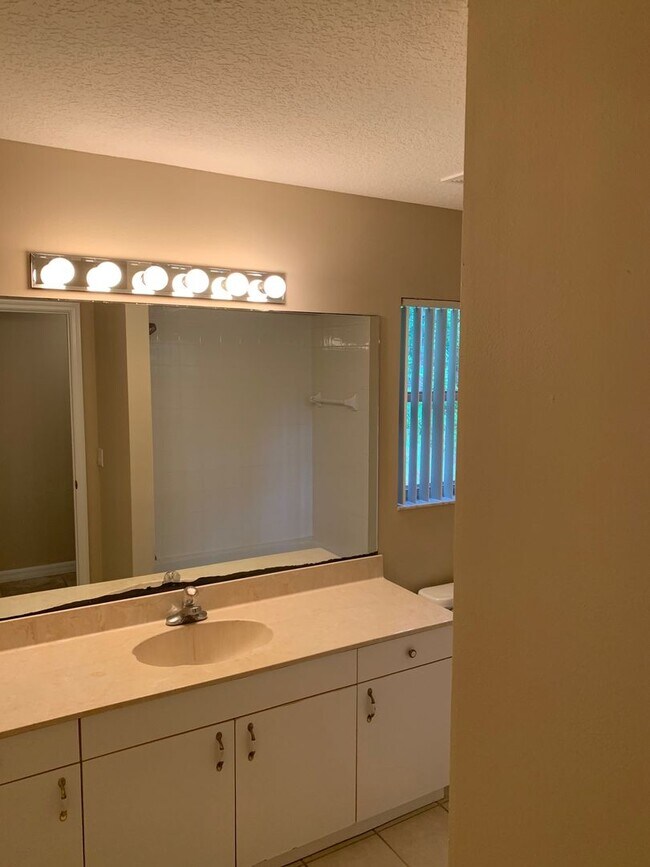 Building Photo - Beautiful 4-Bedroom, 2-Bath Home with Fenc...