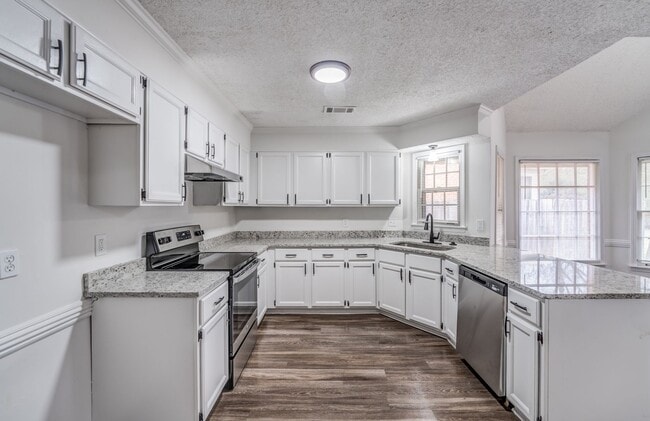 Building Photo - Style, Space, and Convenience in the Heart...
