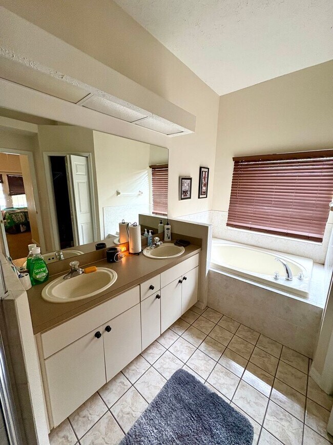 Building Photo - Beautiful 4bed/2bath Pool Home on Conservation Lot