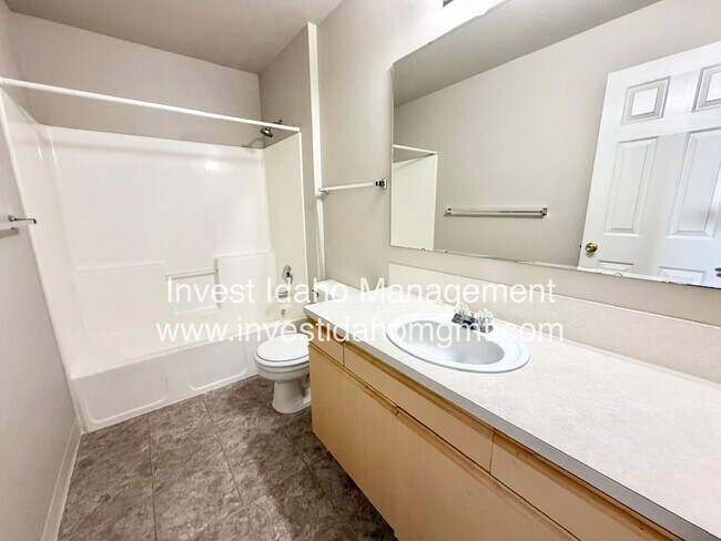 Building Photo - Avenger Lane