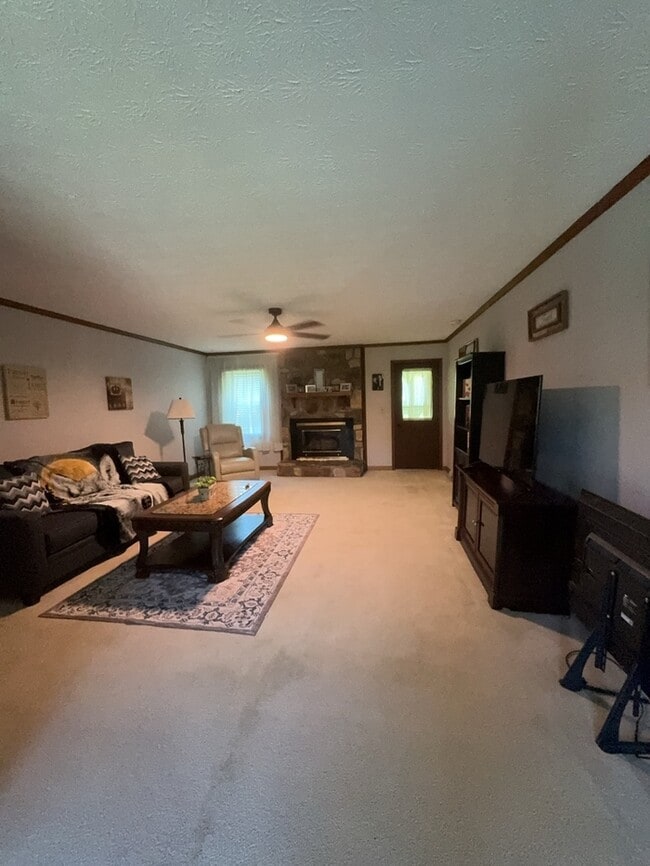 Building Photo - 3 bedroom 2 Bathroom