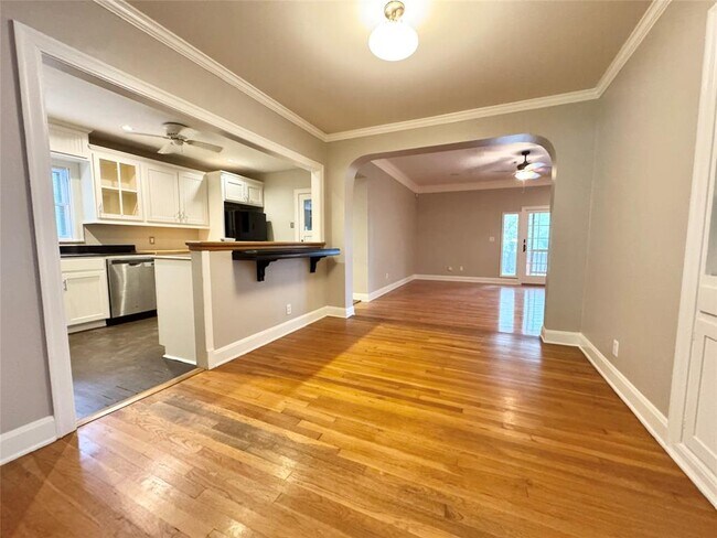 Building Photo - 1300 Crestwood Rd