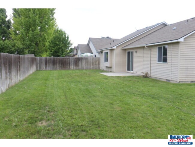Building Photo - Clean 3 bedroom 2 bath 2 car garage with b...