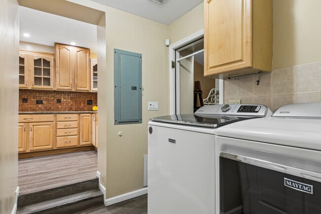 Building Photo - 23 W Algonquin Rd