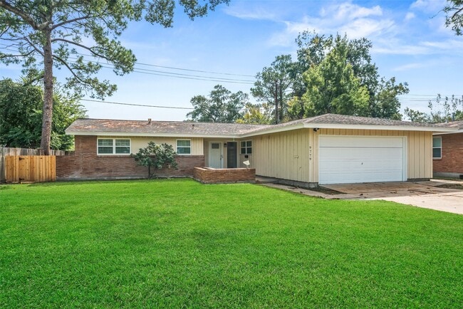 Building Photo - 9779 Westview Dr