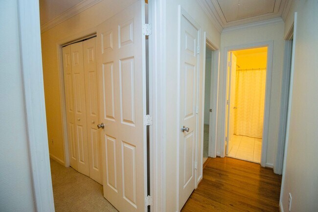 Building Photo - Charming 3 Bedroom, 2 Bathroom in Rosewood - Available May 2026!