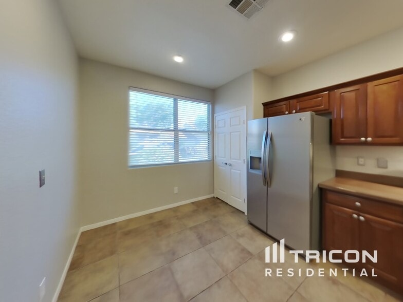 Building Photo - 5947 Varese Dr