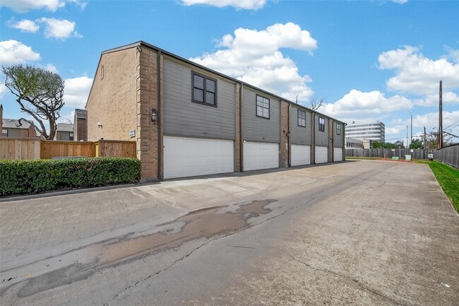 Building Photo - 9800 Pagewood Ln