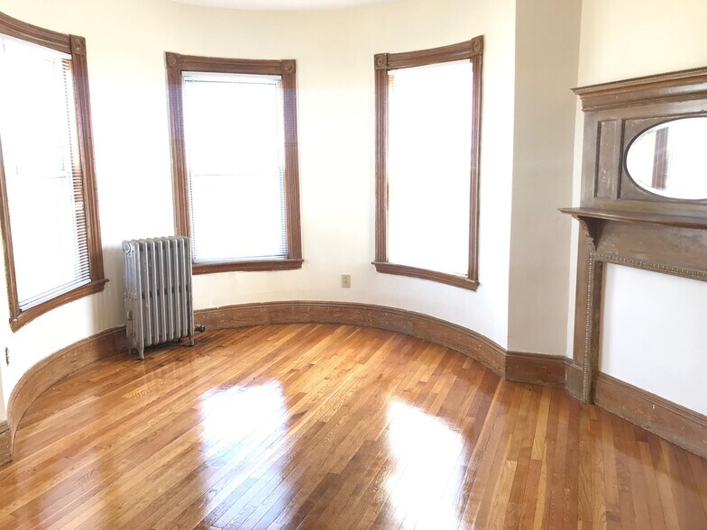 Building Photo - 336 Centre St