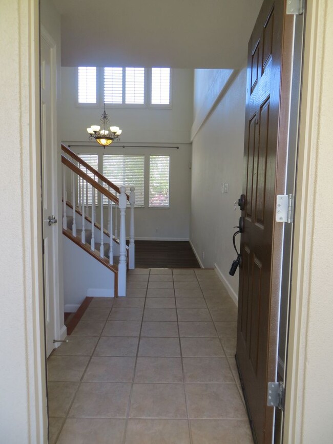 Building Photo - Beautiful Palomares Hills townhouse!