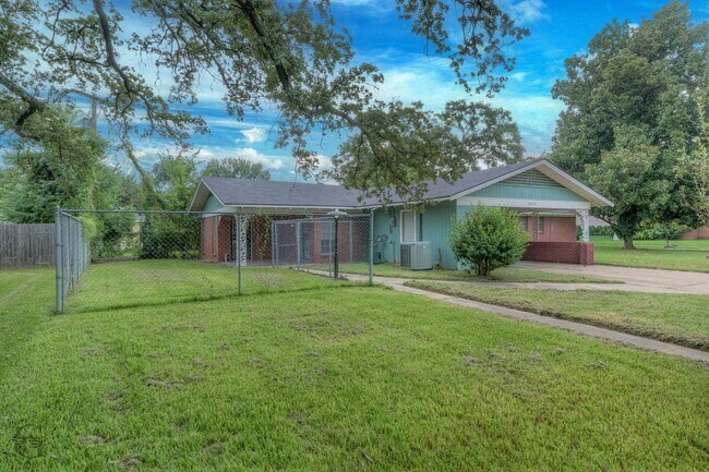 Building Photo - 2829 Doles Pl