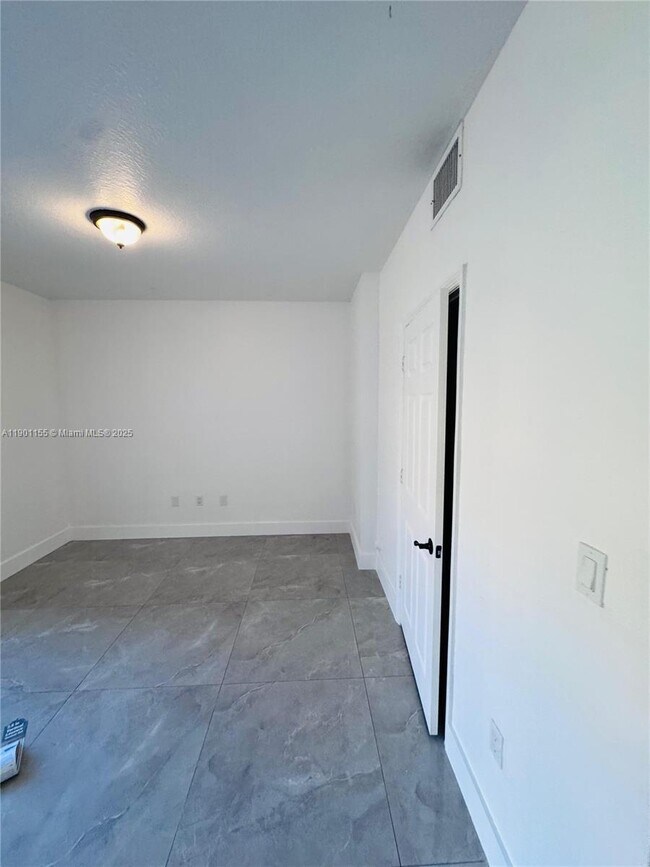 Building Photo - 949 SW 6th Pl