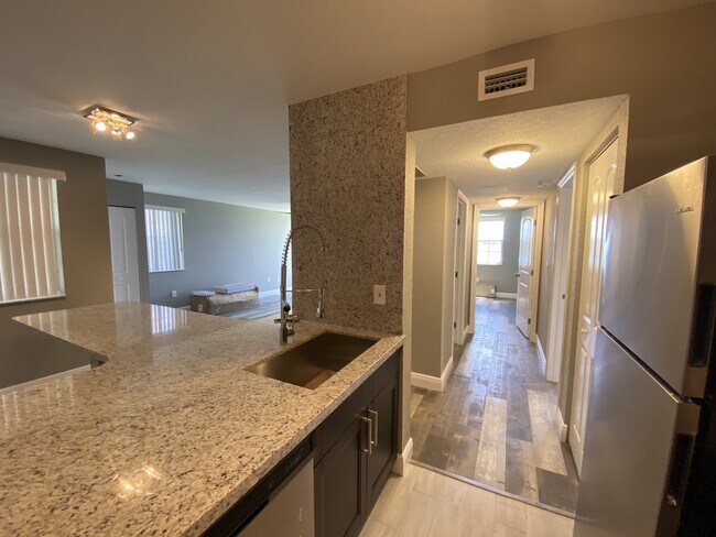 Building Photo - 2810 N Oakland Forest Dr