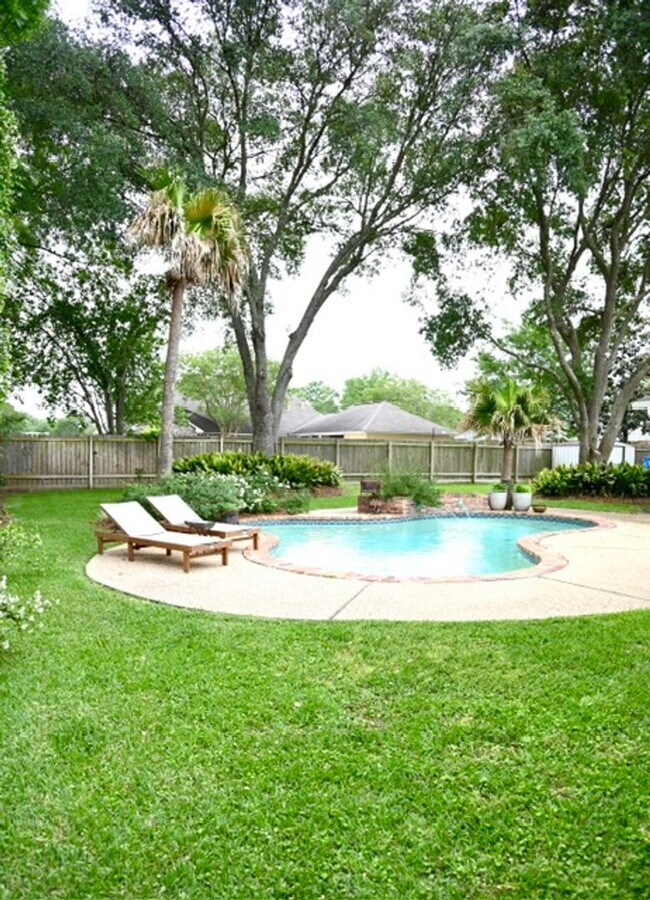 Building Photo - 17745 W Colony Way