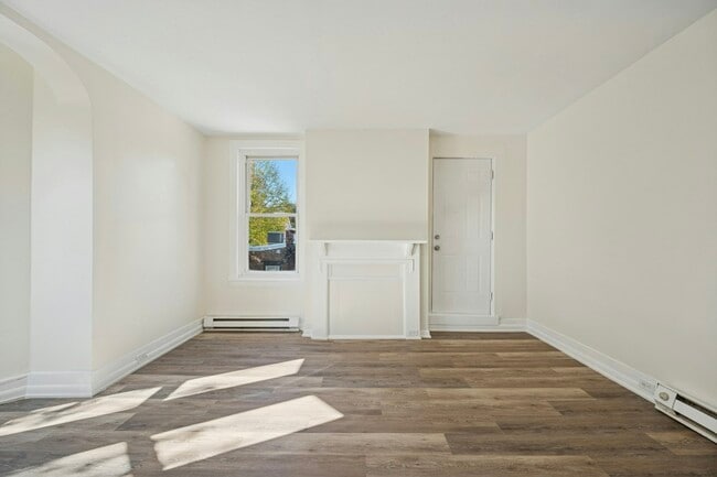 Building Photo - 109 W Queen Ln