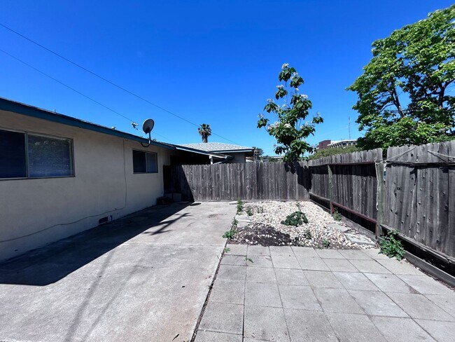 Building Photo - 3125-3127 Cottage Park Avenue