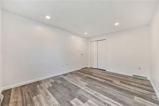 Building Photo - 2 bedroom 1.5 Bath townhome with 1 car gar...