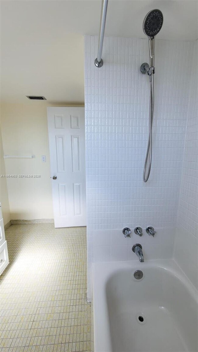 Building Photo - 1690 NE 191st St