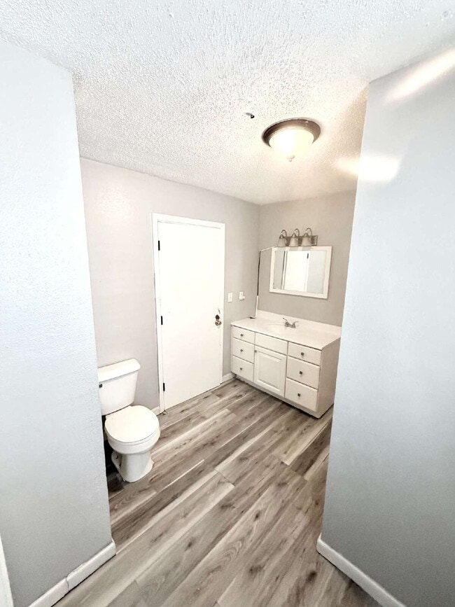 Building Photo - 3 Bedroom, 1 Full Bath