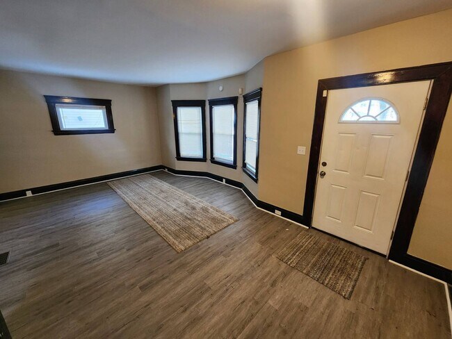 Building Photo - Charming 4-Bedroom Property in Prime Location