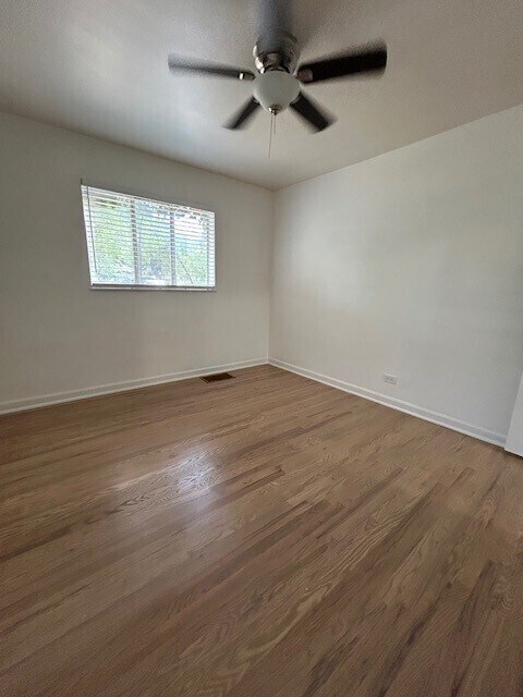 Building Photo - Available now! Spacious living room. Newly...
