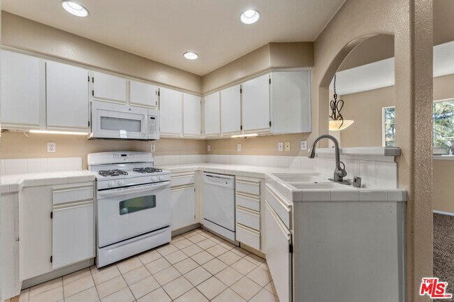 Building Photo - 1010 S Farralon Ln
