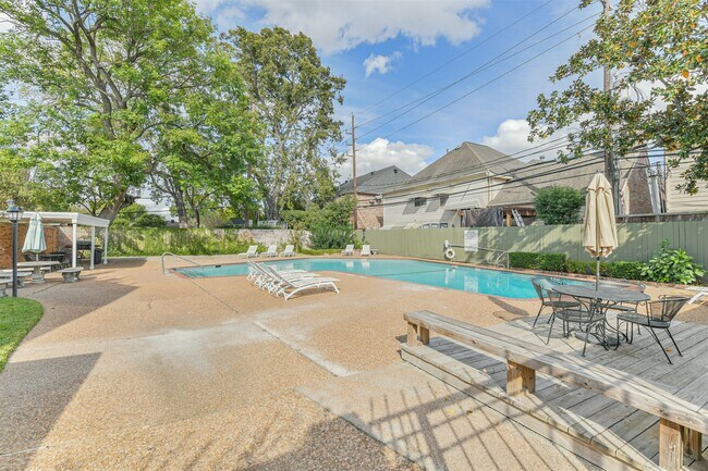 Building Photo - 2505 Watertown Mall St