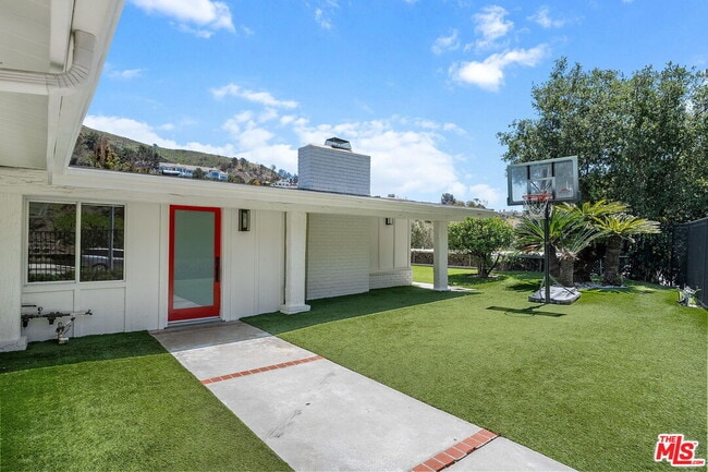 Primary Photo - 1300 Bienveneda Ave