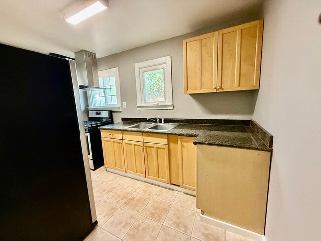 Building Photo - Cute Studio Home available NOW