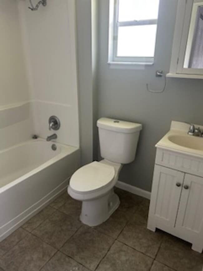 Building Photo - AVAILABLE NOW!!  Well maintained 2/2 in a ...