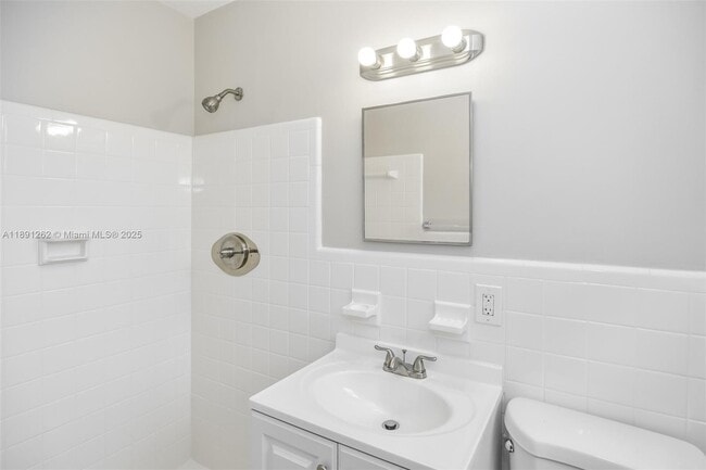 Building Photo - 1061 SW 31st St