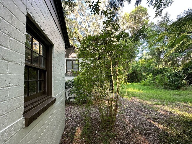 Building Photo - 3 Bedroom, 3 Bath House in Hibiscus Park -...