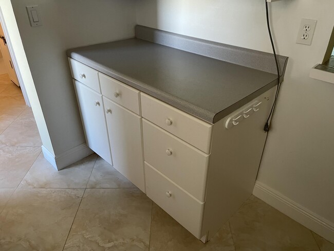 Building Photo - 705 Lori Dr