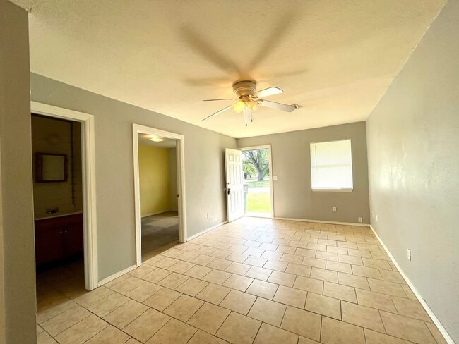 Building Photo - 310 S B St