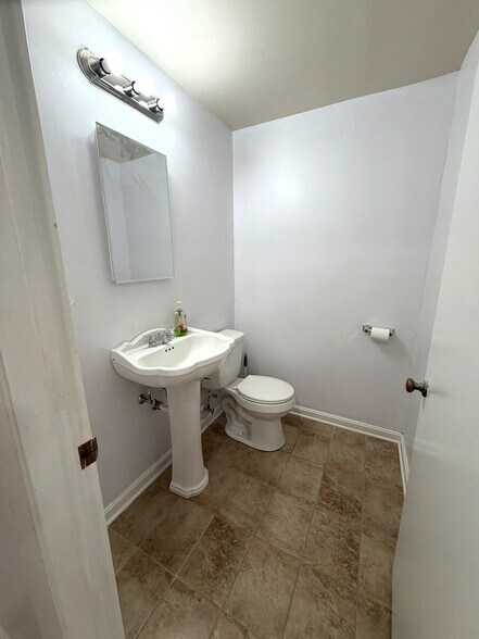 Building Photo - 2119 Oaklyn Dr