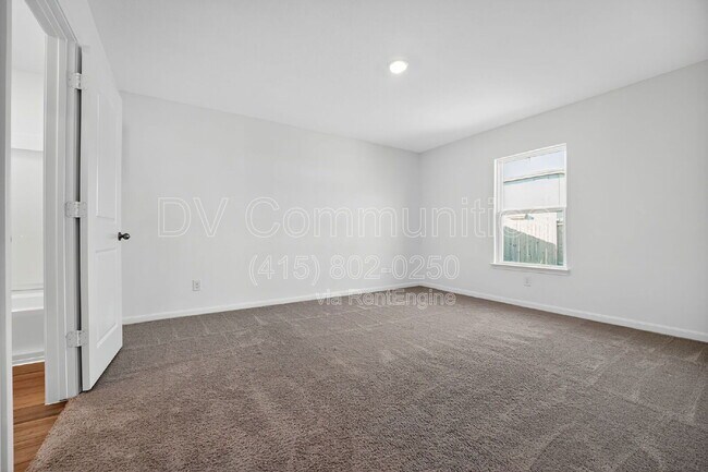 Building Photo - 582 Gabbro Gdns