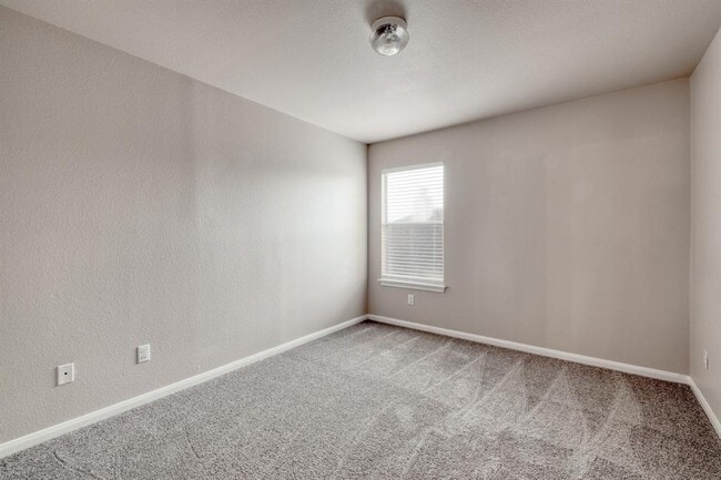 Building Photo - 211 Hanstrom Dr