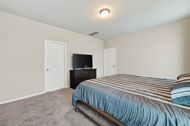 Building Photo - 2422 Agassiz Dr