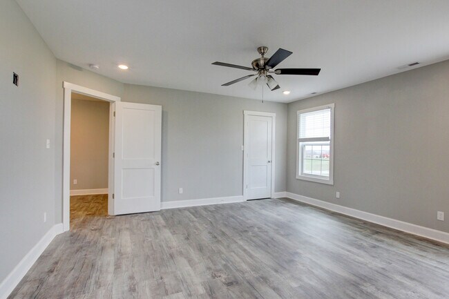 Building Photo - 127 Riverbend Dr