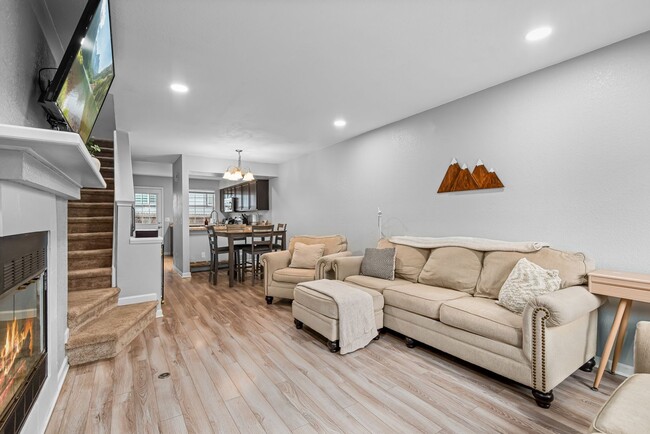 Building Photo - Charming 2BR Townhome in Denver