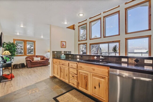 Building Photo - 130 Par Dr