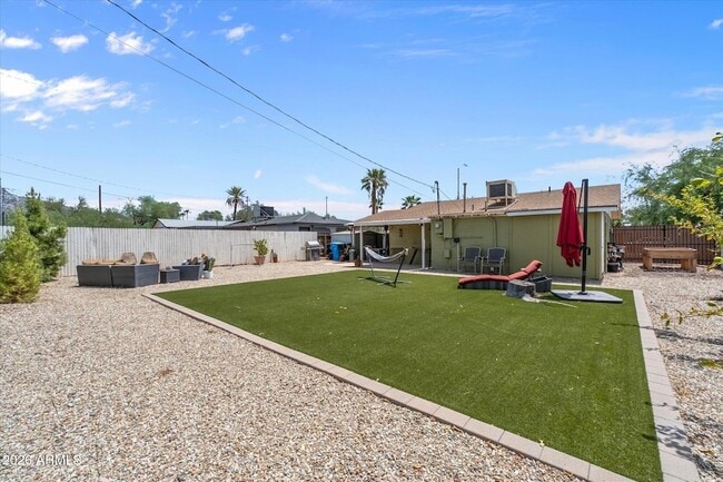Building Photo - 1324 E Orangewood Ave