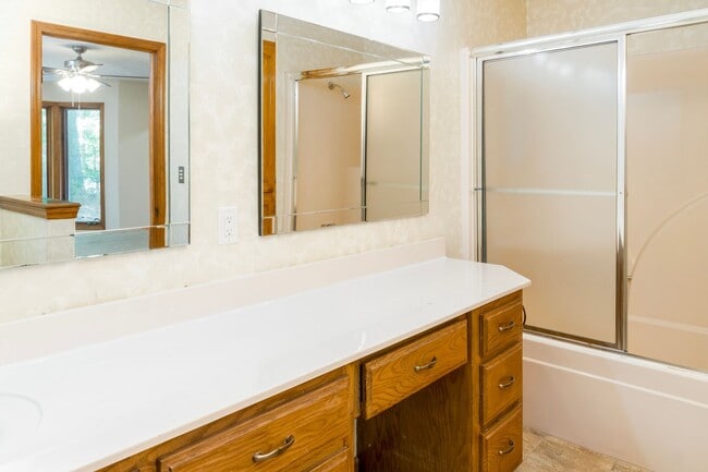 Building Photo - Charming 3 Bedroom, 2 Bathroom home near Lake Coronado! Call 501-922-9997 to set up a showing today!