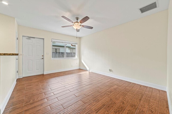 Building Photo - 404 SE 16th St