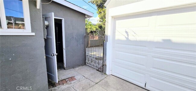 Building Photo - 5747 Jefferson Ave